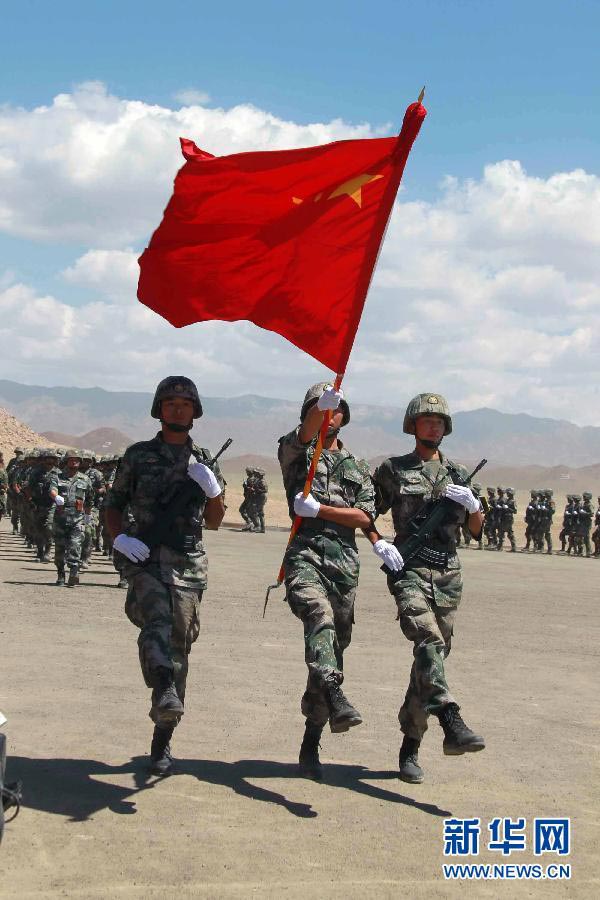 2012年6月14日,在塔吉克斯坦胡占德市郊外的“乔鲁赫-代龙”靶场,“和平使命—2012”反恐军演的中方参演官兵接受检阅。“和平使命—2012”是上合组织框架内的第九次联合反恐军演。自2006年以来,上合组织成员国执法安全部门每年都要举行联合反恐演习,联合反恐演习逐步机制化,各方反恐怖战术水平和成员国执法安全合作的水平稳步提高。从共同反恐、安全合作起步的上海合作组织,不但牢牢巩固了这一领域的合作,而且把合作范围持续扩大。面对未来,以互信、互利、平等、协商、尊重多样文明、谋求共同发展的“上海精神”为核心的新安全观、新合作观、新发展观、新文明观,日益成为上合组织各成员国人民的共识,成为新丝路之梦的精神指针。
党的十六大以来的10年,中国再一次向世界表明,中国的发展是和平的发展,中国对经济全球化条件下自身发展的认识更加丰富,中国积极维护世界和平,中国日益成为解决国际地区热点问题的建设性参与者,成为拉动世界经济增长的重要贡献者。继往开来的10年显示了中国坚定走和平发展道路取得的辉煌成就。
“面向未来,中国将坚定不移做和平发展的实践者、共同发展的推动者、多边贸易体制的维护者、全球经济治理的参与者。”中国向世界表明,一个改革开放的中国,一个繁荣发展的中国,一个和谐稳定的中国,必将为世界做出新的更大贡献。新华社记者 李翔 摄