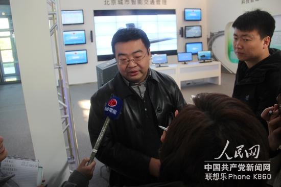 高科技企业负责人接受记者采访