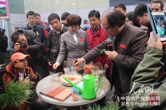 企业向记者展示科研成果