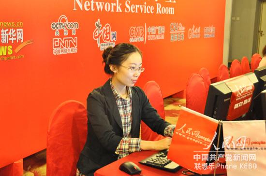 人民网驻新闻中心工作人员有序工作。（人民网记者 梁冰雪 摄） 