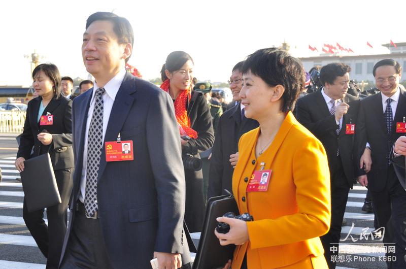 参加大会的女性代表入场。人民网记者 赵蓉 摄
