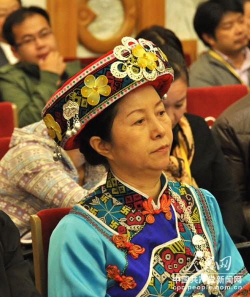 身着民族特色服装的贵州代表。人民网记者 郭嵩 摄