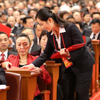 工作人員在發選票