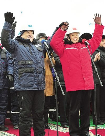 孙波（前右）参加中哈天然气管道竣工仪式