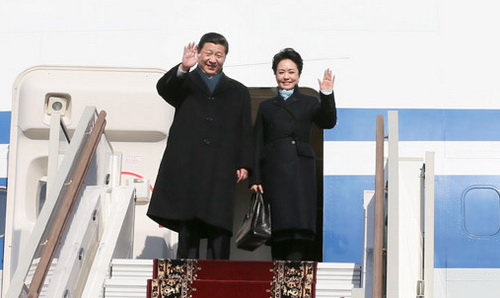 3月22日，国家主席习近平乘专机抵达莫斯科，开始对俄罗斯进行国事访问。这是习近平与夫人彭丽媛向欢迎人群挥手致意。（新华社记者 兰红光 摄）