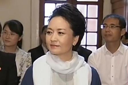 3月27日下午，彭丽媛在南非总统夫人陪同下，参观德班音乐学校，欣赏了当地师生的表演。（图片来源：央视视频截图）
