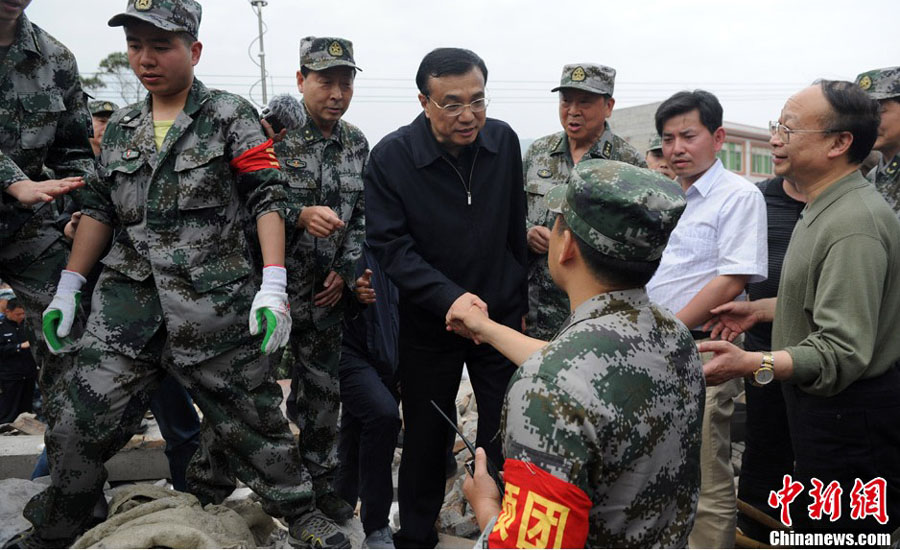 4月20日，中国国务院总理李克强抵达四川芦山县地震灾区，看望慰问地震伤员并指挥抢险救援。图为李克强在芦山县龙门乡指挥抢险救援。中新社发 张浪 摄