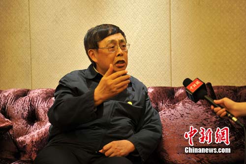 陈毅之子、中国人民对外友好协会原会长陈昊苏日前在井冈山接受中新社记者独家专访时表示，“中国外交的本质是友好外交，但该强硬时会强硬。”谈及近段时间国际上出现的紧张局面，陈昊苏引用中国古话“树欲静而风不止”来形容:“风太大了树就有可能折断，树当然不愿意风太大，但是风一定要来，有的时候你决定不了”。 刘占昆 摄