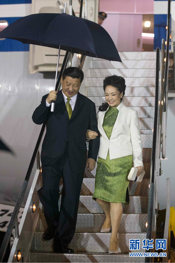 5月31日，國家主席習近平乘專機抵達西班牙港，開始對特立尼達和多巴哥進行國事訪問。特立尼達和多巴哥總統卡莫納夫婦、總理比塞薩爾等到機場迎接習近平和夫人彭麗媛。這是習近平和夫人彭麗媛走下舷梯。新華社記者蘭紅光攝