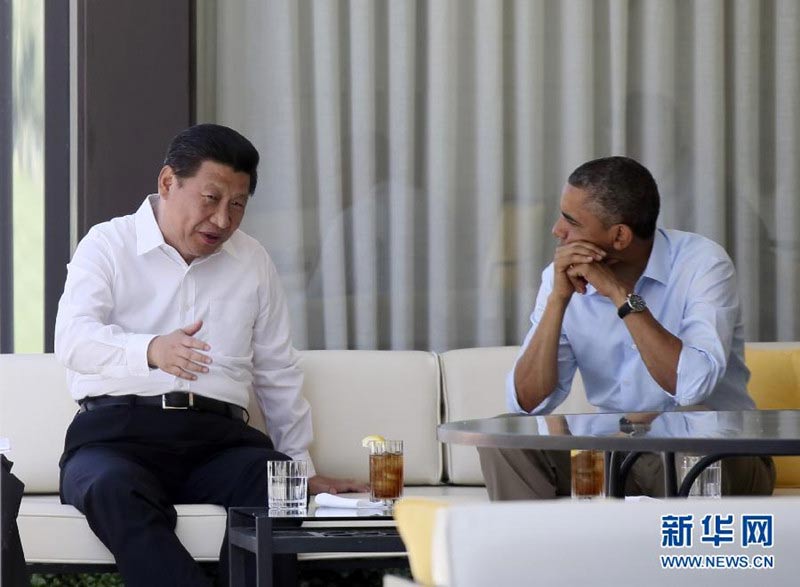  当地时间6月8日上午，中国国家主席习近平同美国总统奥巴马在美国加利福尼亚州安纳伯格庄园举行第二场会晤。会晤开始前，习近平和奥巴马在风光秀丽的庄园内散步，在轻松的气氛中交谈。这是散步途中，习近平与奥巴马在长椅上交谈。新华社记者 兰红光 摄