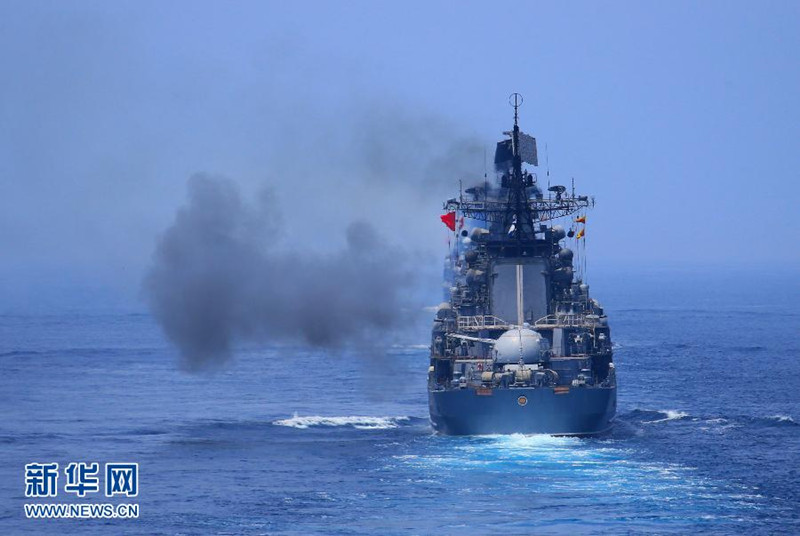 7月10日,在“海上联合—2013”中俄海上联演中,中国海军舰艇编队进入实际使用武器演习海域。当日,参加中俄“海上联合—2013”实兵演习任务的舰艇编队,在俄罗斯彼得大帝湾成功进行了对海、对空和对潜实兵实弹射击演练。随后,参加实兵演习任务的战舰组成单纵队驶入预定海域,来自中俄双方的13艘舰艇和3架飞机接受了阅兵舰——俄海军太平洋舰队旗舰“瓦良格”号导弹巡洋舰的检阅,至此,中俄“海上联合—2013”演练实兵演习任务正式结束。新华社记者 查春明摄