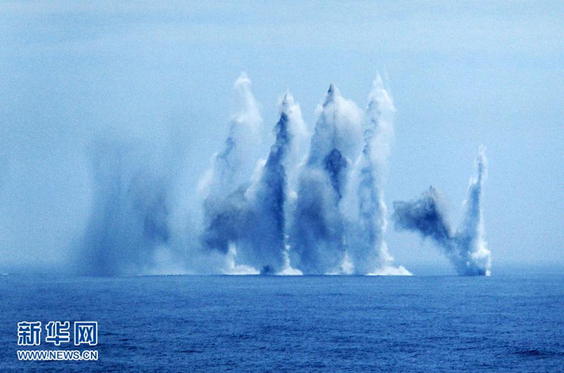 7月10日,在“海上联合—2013”中俄海上联演中,中国海军舰艇编队进入实际使用武器演习海域。当日,参加中俄“海上联合—2013”实兵演习任务的舰艇编队,在俄罗斯彼得大帝湾成功进行了对海、对空和对潜实兵实弹射击演练。随后,参加实兵演习任务的战舰组成单纵队驶入预定海域,来自中俄双方的13艘舰艇和3架飞机接受了阅兵舰——俄海军太平洋舰队旗舰“瓦良格”号导弹巡洋舰的检阅,至此,中俄“海上联合—2013”演练实兵演习任务正式结束。新华社记者 查春明摄