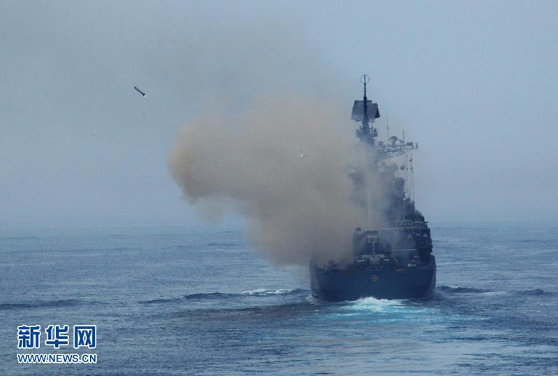 7月10日,在“海上联合—2013”中俄海上联演中,中国海军舰艇编队进入实际使用武器演习海域。当日,参加中俄“海上联合—2013”实兵演习任务的舰艇编队,在俄罗斯彼得大帝湾成功进行了对海、对空和对潜实兵实弹射击演练。随后,参加实兵演习任务的战舰组成单纵队驶入预定海域,来自中俄双方的13艘舰艇和3架飞机接受了阅兵舰——俄海军太平洋舰队旗舰“瓦良格”号导弹巡洋舰的检阅,至此,中俄“海上联合—2013”演练实兵演习任务正式结束。新华社记者 查春明摄
