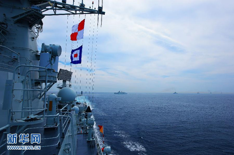 　7月10日，在“海上联合—2013”中俄海上联演中，中国海军舰艇编队进入实际使用武器演习海域。当日，参加中俄“海上联合—2013”实兵演习任务的舰艇编队，在俄罗斯彼得大帝湾成功进行了对海、对空和对潜实兵实弹射击演练。随后，参加实兵演习任务的战舰组成单纵队驶入预定海域，来自中俄双方的13艘舰艇和3架飞机接受了阅兵舰——俄海军太平洋舰队旗舰“瓦良格”号导弹巡洋舰的检阅，至此，中俄“海上联合—2013”演练实兵演习任务正式结束。新华社记者 查春明摄