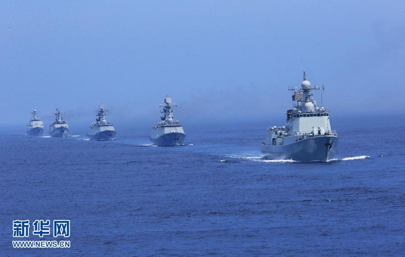 7月10日,在“海上联合—2013”中俄海上联演中,中国海军舰艇编队进入实际使用武器演习海域。当日,参加中俄“海上联合—2013”实兵演习任务的舰艇编队,在俄罗斯彼得大帝湾成功进行了对海、对空和对潜实兵实弹射击演练。随后,参加实兵演习任务的战舰组成单纵队驶入预定海域,来自中俄双方的13艘舰艇和3架飞机接受了阅兵舰——俄海军太平洋舰队旗舰“瓦良格”号导弹巡洋舰的检阅,至此,中俄“海上联合—2013”演练实兵演习任务正式结束。新华社记者 查春明摄