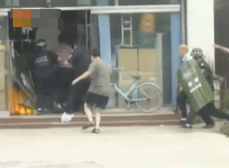 组图：河北遵化副市长空手夺刀解救人质 被歹徒砍伤
