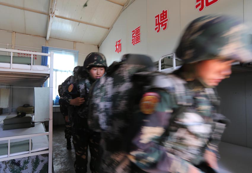 在朱日和训练基地，女子特战连官兵紧急集合（7月16日摄）。