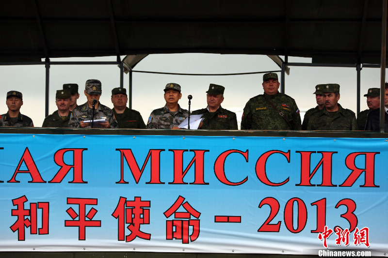 8月3日,“和平使命-2013”中俄联合反恐军事演习联合导演部在设于俄罗斯中部军区切巴尔库尔合同训练场内的野营村举行开营仪式。俄方总导演、俄罗斯中部军区司令伯格诺夫斯基,中方总导演、沈阳军区副司令员石香元分别致辞,并接受媒体记者采访。中新社发 李祥辉 摄