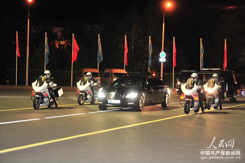 習近平主席車隊離開阿斯塔納機場