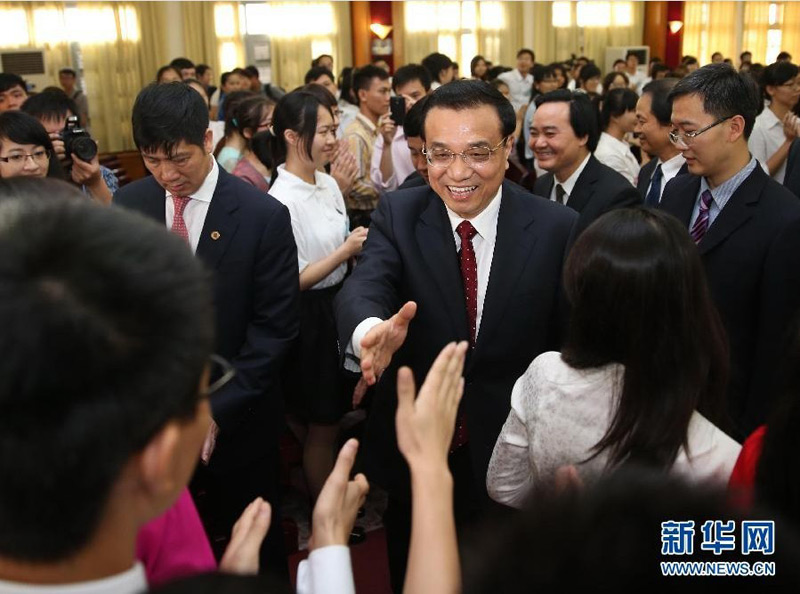 10月15日，中国国务院总理李克强来到越南河内国家大学，同中越两国青年见面交流。 新华社记者 刘卫兵 摄 