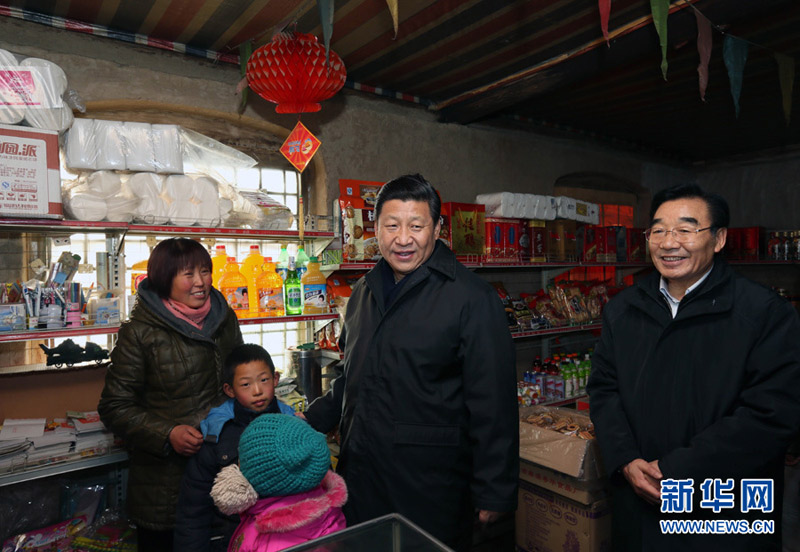  这是12月30日，习近平在龙泉关镇顾家台村的小卖部，了解农村日常用品供应情况。新华社记者 兰红光 摄