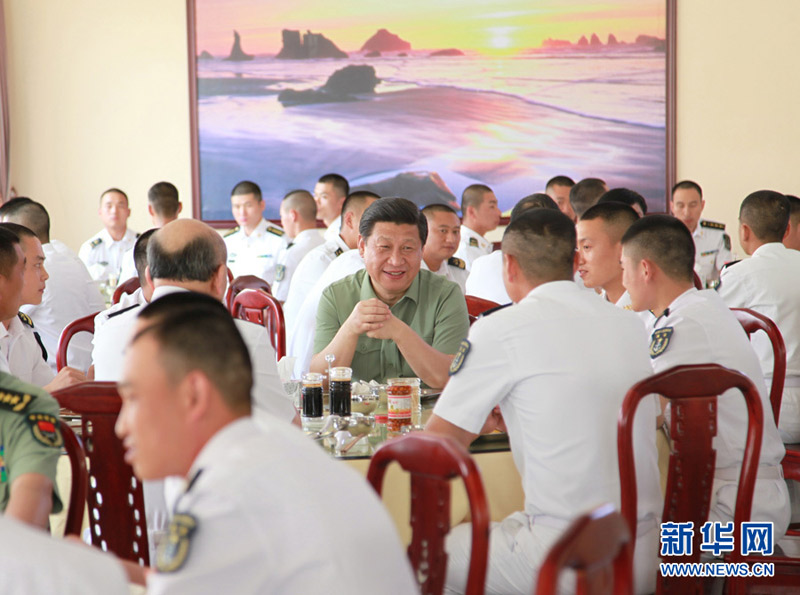 中共中央总书记、国家主席、中央军委主席习近平在出席博鳌亚洲论坛2013年年会相关活动后，专程来到海军驻三亚部队，代表党中央、中央军委向官兵们致以诚挚的问候，勉励大家深入抓好党的十八大精神学习贯彻，牢记党在新形势下的强军目标，坚定强军信心，献身强军实践。这是4月9日，习近平在水兵餐厅，同水兵们共进午餐。新华社记者 李刚 摄