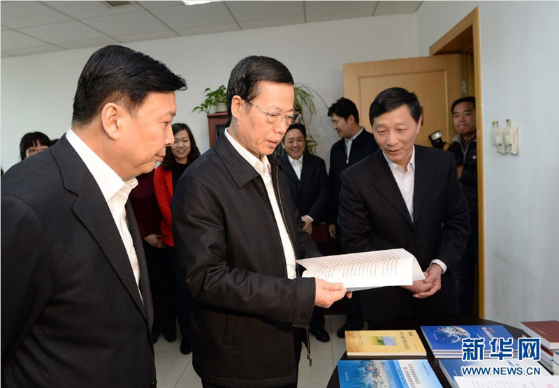 3月18日至22日，中共中央政治局常委、國務院副總理張高麗先后到國家發展改革委、財政部、住房和城鄉建設部、環境保護部、國土資源部、國務院發展研究中心、國家稅務總局、國家統計局、三峽辦、南水北調辦調研。這是3月20日，張高麗在國土資源部調研。新華社記者馬佔成攝