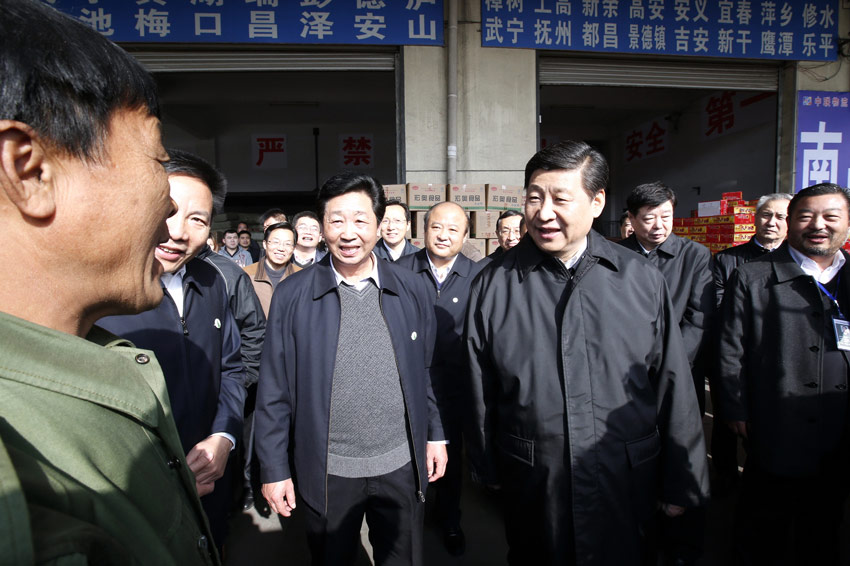11月24日至28日，中共中央總書記、國家主席、中央軍委主席習近平在山東考察。這是25日上午，習近平在臨沂金蘭物流基地考察物流運輸企業時同管理人員和裝卸工親切交談。新華社記者鞠鵬攝