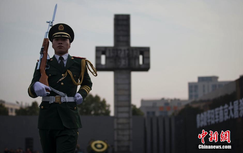 12月12日，武警为侵华日军南京大屠杀30万遇难同胞76周年纪念活动进行演练。今年的12月13日是侵华日军南京大屠杀遇难同胞遇难76周年的纪念日，南京将举行和平法会、国际和平日集会等活动纪念遇难者。中新社发 泱波 摄