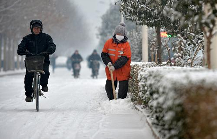 2月7日，环卫工人在石家庄市谈固南大街清理积雪。当日，河北省石家庄市迎来降雪天气。新华社记者 朱旭东 摄