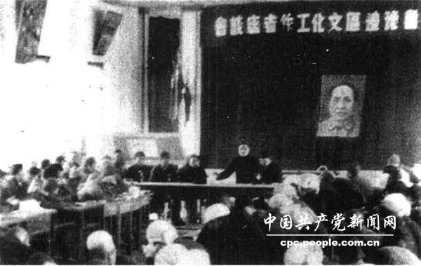 1942年1月，邓小平出席晋冀鲁豫边区文化工作者座谈会时发表讲话。