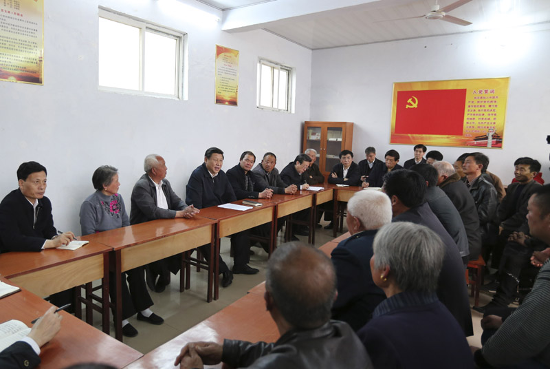3月17日至18日，中共中央總書記、國家主席、中央軍委主席習近平在河南省蘭考縣調研指導黨的群眾路線教育實踐活動。這是3月17日，習近平在東壩頭鄉張庄村村委會與干部群眾座談，聽取意見和建議。 新華社記者丁林攝