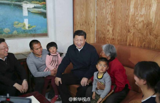 习近平来到当年兰考最大风沙口——东坝头乡张庄村，走进村民家看望，同干部群众座谈，围绕怎么开展群众路线教育实践活动，把党群关系、干群关系搞得更好，使党的作风更适应为人民服务的要求等，听取干部群众的意见和建议。 