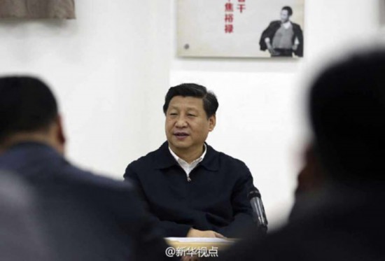 習近平來到焦裕祿干部學院和蘭考縣基層服務型黨組織建設培訓班學員座談。