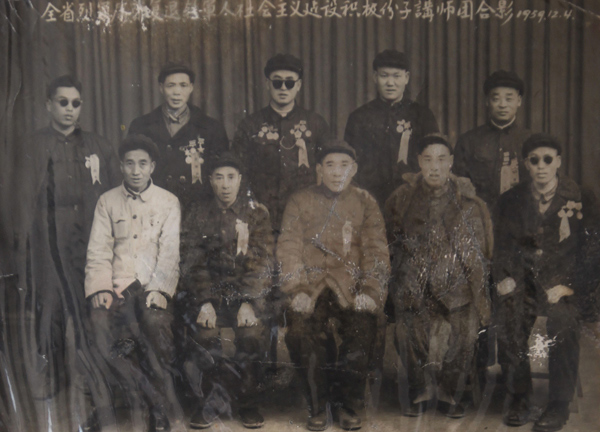 一九五九年十二月朱彦夫（后排左一）同全省烈军属荣复退转军人社会主义建设积极分子讲师团合影 。（资料图）