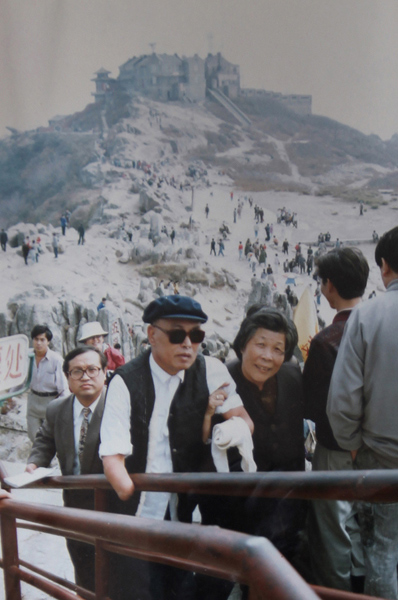 朱彦夫坚持自己登上泰山顶峰。（资料图）