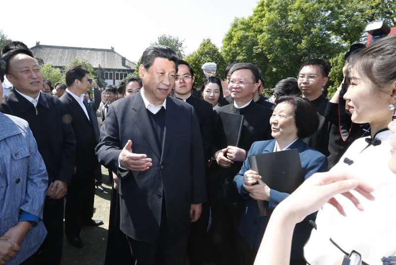 5月4日，中共中央总书记、国家主席、中央军委主席习近平在北京大学考察。这是习近平在校园观看北大师生纪念五四运动95周年青春诗会时同朗诵者亲切交谈。新华社记者鞠鹏摄