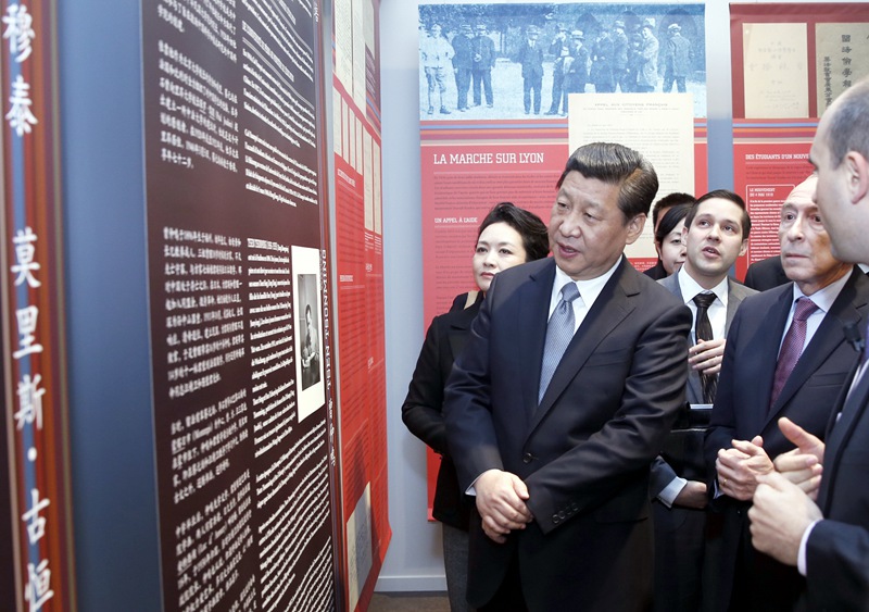 2014年3月26日，国家主席习近平在法国参观里昂中法大学旧址。新华社记者鞠鹏摄