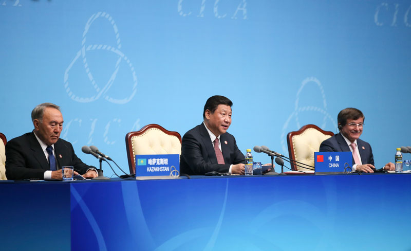 5月21日，亚洲相互协作与信任措施会议第四次峰会在上海世博中心闭幕，亚信主席国中国国家主席习近平和亚信倡议国哈萨克斯坦总统纳扎尔巴耶夫，亚信上届主席国土耳其总统特别代表、外长达武特奥卢共同会见记者。新华社记者 兰红光 摄