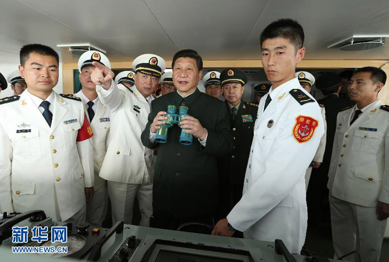 2012年12月8日，习近平在海军“海口舰”上视察。王建民摄