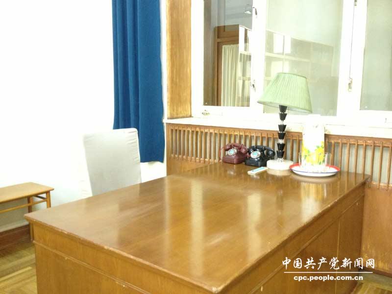 邓小平北京故居办公桌复原场景（人民网记者赵晶 摄）