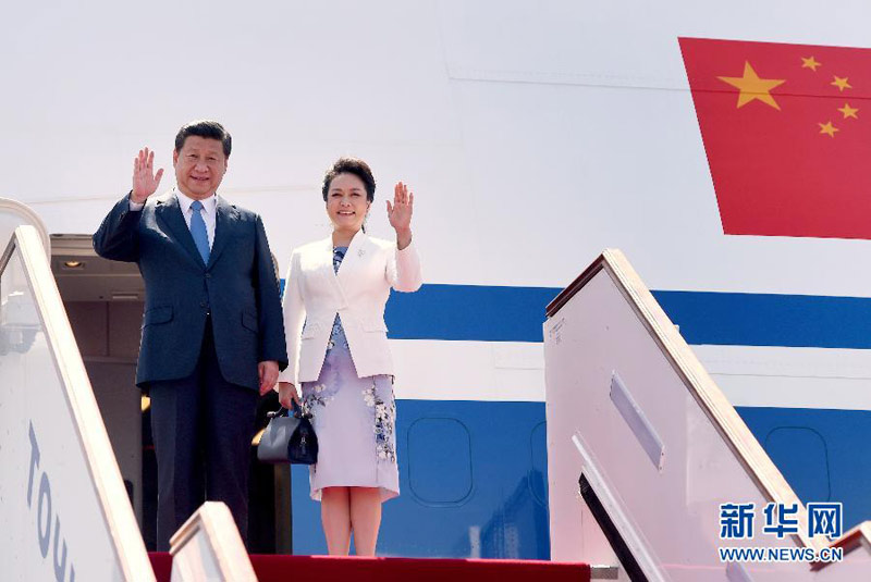 9月11日，中國國家主席習近平抵達杜尚別，應塔吉克斯坦總統拉赫蒙邀請，出席上海合作組織成員國元首理事會第十四次會議並對塔吉克斯坦進行國事訪問。這是習近平和夫人彭麗媛走出機艙。新華社記者 馬佔成 攝