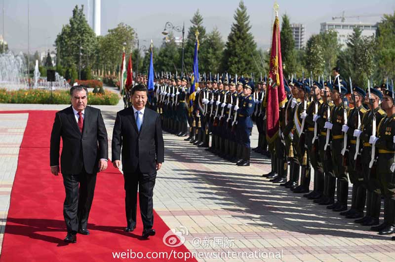 9月13日，习近平主席在杜尚别同塔吉克斯坦总统拉赫蒙会谈，两国元首就深化中塔关系达成重要共识。会谈前，拉赫蒙在民族宫前广场为习近平举行隆重的欢迎仪式。习近平和夫人彭丽媛抵达时，受到拉赫蒙热情迎接。习近平在拉赫蒙陪同下检阅仪仗队。（马占成）
