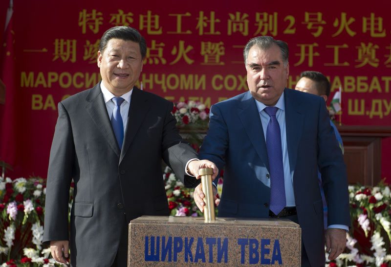 9月13日，國家主席習近平和塔吉克斯坦總統拉赫蒙在杜尚別共同出席中塔兩國重大合作項目——杜尚別2號熱電廠一期工程竣工儀式、二期工程開工儀式。這是習近平和拉赫蒙一同將裝有兩國元首簽名二期工程奠基紀念頁的金色金屬管放入水泥墩中。 新華社記者黃敬文攝