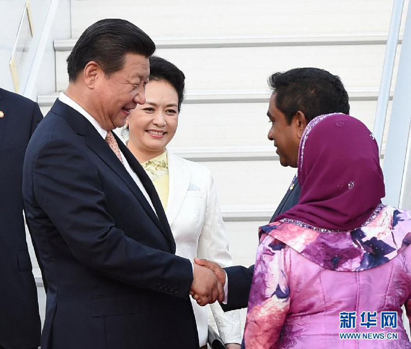 9月14日，国家主席习近平抵达马累，开始对马尔代夫进行国事访问。习近平和夫人彭丽媛在机场受到马尔代夫总统亚明夫妇的热情迎接。新华社记者 马占成 摄