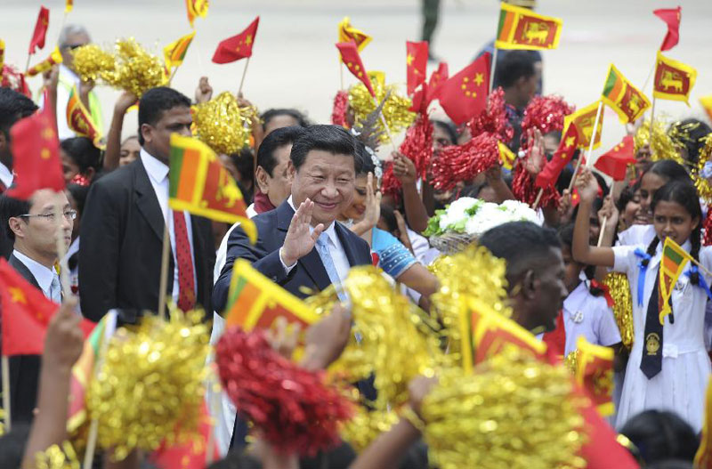 9月16日，國家主席習近平抵達科倫坡，開始對斯裡蘭卡進行國事訪問。在班達拉奈克國際機場，習近平和夫人彭麗媛受到拉賈帕克薩總統夫婦熱情迎接。新華社記者謝環馳攝