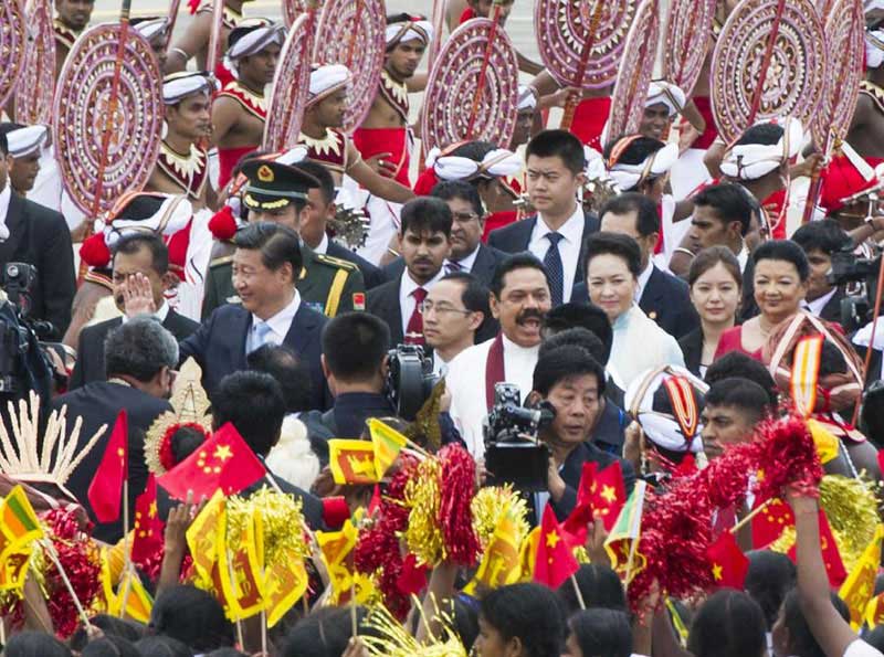 9月16日，國家主席習近平抵達科倫坡，開始對斯裡蘭卡進行國事訪問。在班達拉奈克國際機場，習近平和夫人彭麗媛受到拉賈帕克薩總統夫婦熱情迎接。新華社記者黃敬文攝