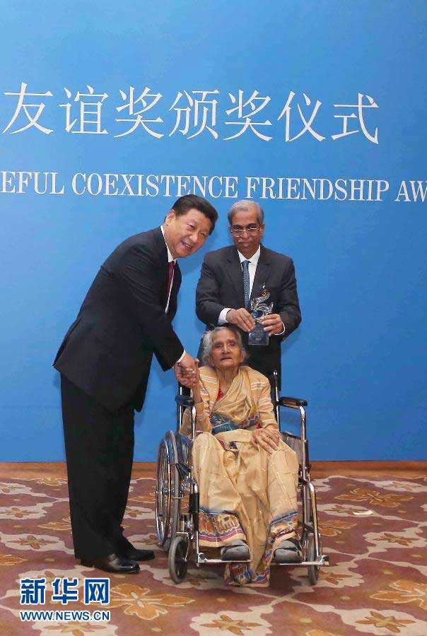 9月19日，国家主席习近平在新德里会见印度友好人士、友好团体代表，并颁发和平共处五项原则友谊奖，表彰他们长期致力于中印友好事业。新华社记者庞兴雷摄