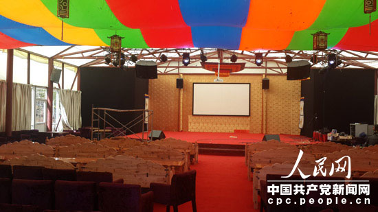 营官新村湿地公园游客服务中心内景，游客可在此欣赏节目。记者 万世成摄