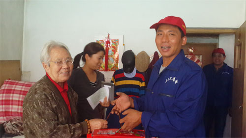 農民工志願者走訪慰問社區軍烈屬徐恩慧